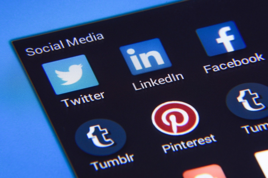 vliyanie sotsialnyh setey na pokupki roditeley v internete